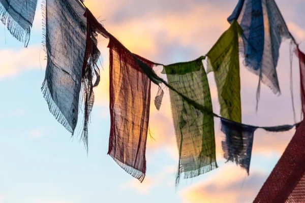 五颜六色的西藏祈祷旗在风中, 蓝天 — 图库照片