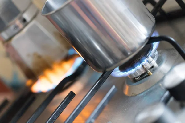 Mutfakta gaz, su tenceresi ile pişirme