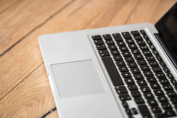 Laptop em uma mesa de madeira rústica, escritório em casa — Fotografia de Stock