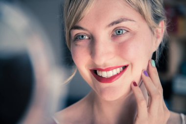 Çekici kırmızı dudak sopa ve sağlıklı beyaz dişler: Sarışın genç w