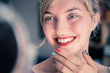 Çekici kırmızı dudak sopa ve sağlıklı beyaz dişler: Sarışın genç w