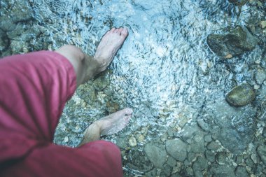 Ormanda açık havada yürüyüş: Erkek yalınayak ayaklar kesip 