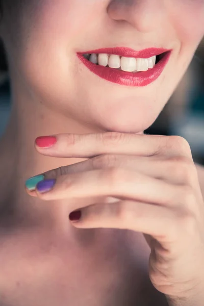 魅力的な赤いリップスティック:カラフルな爪を持つブロンドの若い女性 — ストック写真