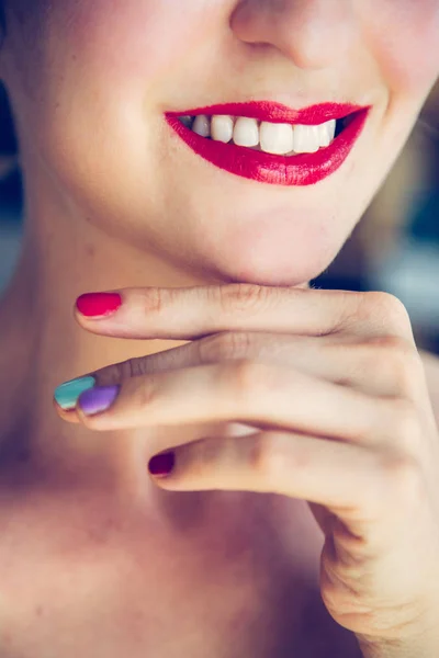 Atraktivní červený klacek a zdravé bílé zuby: Blondýnka mladá w — Stock fotografie