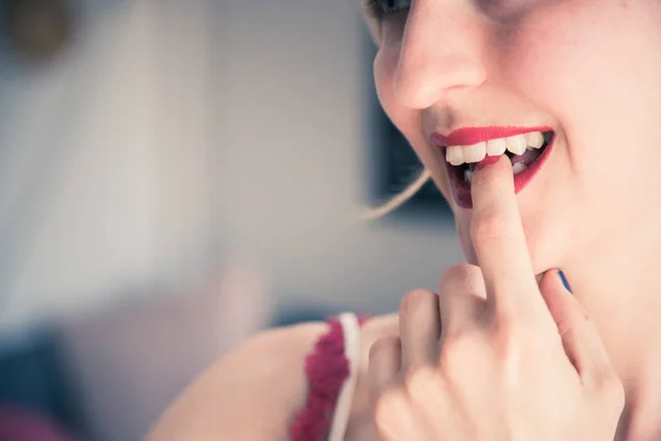 Attraktiv röd läpp pinne: blond ung kvinna med färgglada spik — Stockfoto