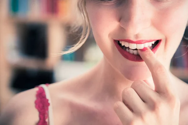 Atractivo labio rojo palo: Mujer joven rubia con uñas de colores — Foto de Stock