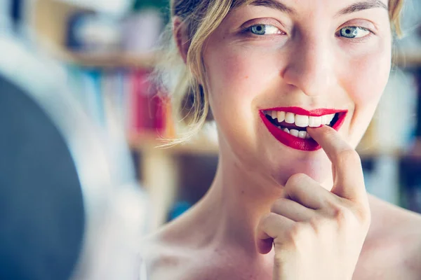 Attraktiv röd läppstift och friska vita tänder: blonda unga w — Stockfoto