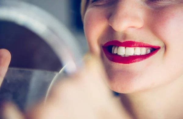 魅力的な赤いリップスティックと健康な白い歯:ブロンドの若いw — ストック写真