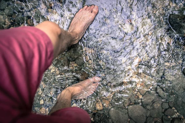 Походи на вулицю в лісі: Вирізати з чоловічих босоніжок ноги в — стокове фото