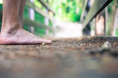 orman macera: ahşap bir dizgin üzerinde yalınayak erkek ayakları closeup