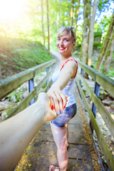 Aventura en el bosque: Chica está sosteniendo su mano novios f —  Fotos de Stock