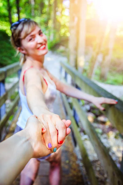 Aventura en el bosque: Chica está sosteniendo su mano novios f —  Fotos de Stock
