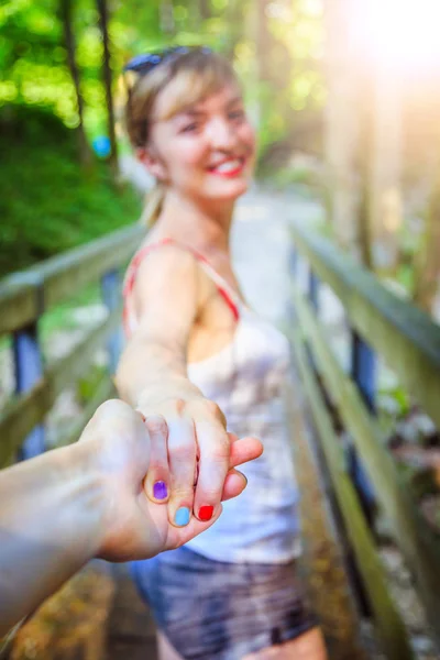 Aventura en el bosque: Chica está sosteniendo su mano novios f —  Fotos de Stock