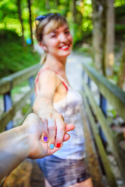 Aventura en el bosque: Chica está sosteniendo su mano novios f —  Fotos de Stock