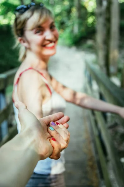 Aventura en el bosque: Chica está sosteniendo su mano novios f —  Fotos de Stock