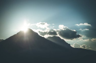Bir dağda gün batımı, ışık demetleri