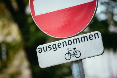 Sokak işareti: bisiklet yolu