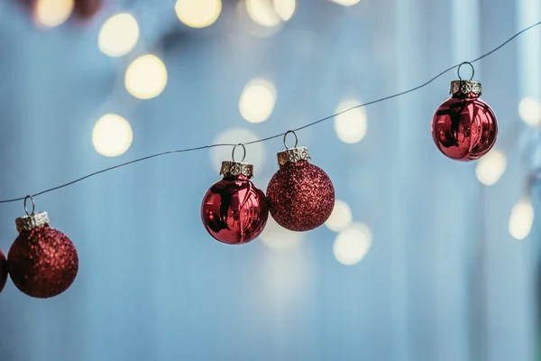 Rote Weihnachtskugeln mit Dekoration auf glänzendem Hintergrund, außen — Stockfoto