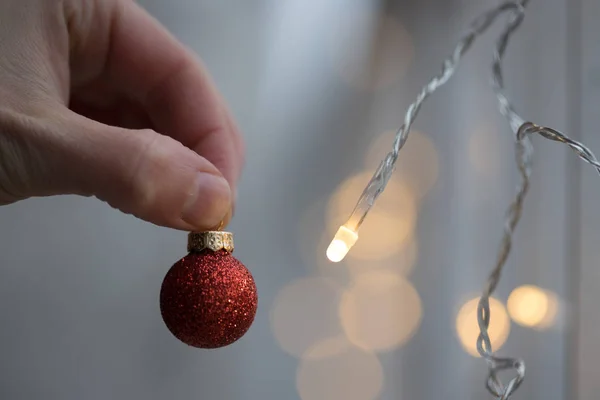 Rote Weihnachtskugeln mit Dekoration auf glänzendem Hintergrund, außen — Stockfoto