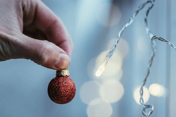 Rote Weihnachtskugeln mit Dekoration auf glänzendem Hintergrund, außen — Stockfoto