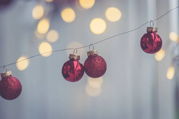 Rote Weihnachtskugeln mit Dekoration auf glänzendem Hintergrund, außen — Stockfoto