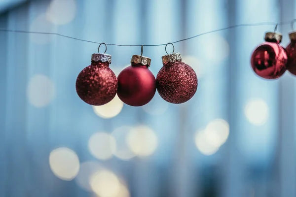Rote Weihnachtskugeln mit Dekoration auf glänzendem Hintergrund, außen — Stockfoto