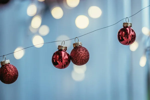 Rote Weihnachtskugeln mit Dekoration auf glänzendem Hintergrund, außen — Stockfoto