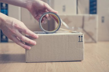 Karton kutu paketi, nakliye konsepti: Için bir paket hazırlanması 