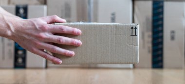 Karton kutu paketi, nakliye konsepti: Bir koli teslim