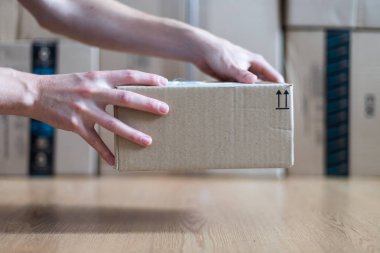 Karton kutu paketi, nakliye konsepti: Bir koli teslim