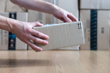 Karton kutu paketi, nakliye konsepti: Bir koli teslim