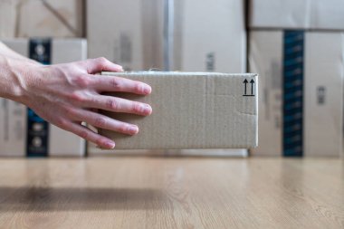Karton kutu paketi, nakliye konsepti: Bir koli teslim
