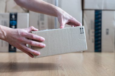 Karton kutu paketi, nakliye konsepti: Bir koli teslim