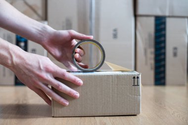 Karton kutu paketi, nakliye konsepti: Için bir paket hazırlanması 