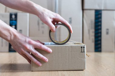 Karton kutu paketi, nakliye konsepti: Için bir paket hazırlanması 