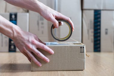 Karton kutu paketi, nakliye konsepti: Için bir paket hazırlanması 