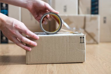 Karton kutu paketi, nakliye konsepti: Için bir paket hazırlanması 