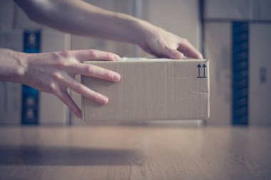 Karton kutu paketi, nakliye konsepti: Bir koli teslim