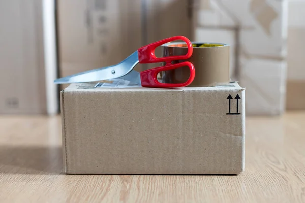 Karton kutu ambalaj, nakliye kavramı: teslimat için hazırlanıyor — Stok fotoğraf