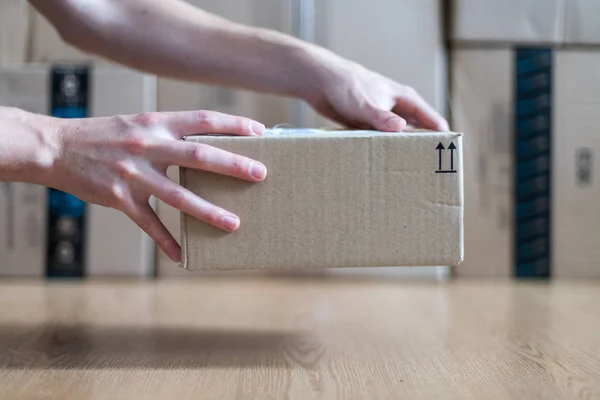Karton kutu paketi, nakliye konsepti: Bir koli teslim — Stok fotoğraf