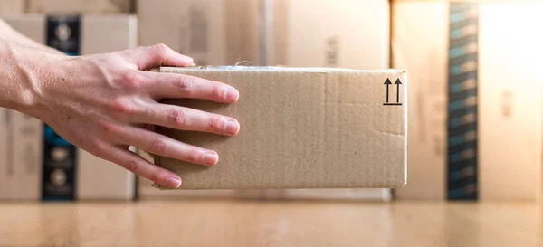 Karton kutu paketi, nakliye konsepti: Bir koli teslim — Stok fotoğraf