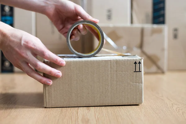 Cardboard box package, shipping concept: Preparing a parcel for — Stock Photo, Image