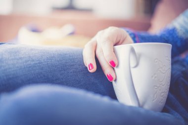 Çay bir fincan zevk: kırmızı çivi pol ile genç kadın yakın