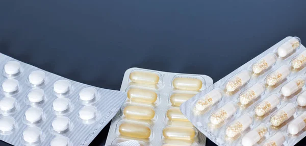 Κατάχρηση ναρκωτικών: χάπια ή φάρμακα που βρίσκονται στο τραπέζι — Φωτογραφία Αρχείου