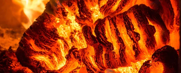 Flammenflamme im Ofen, orange und schwarz — Stockfoto