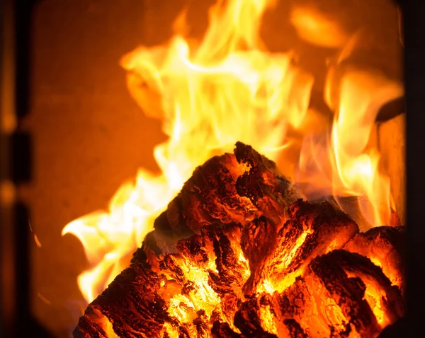 Пламя огня в печи, оранжевый и черный — стоковое фото