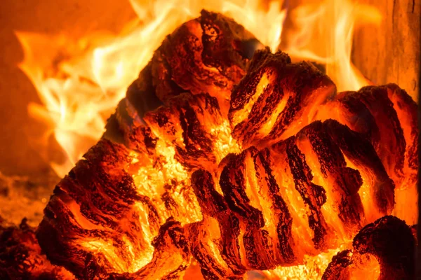Пламя огня в печи, оранжевый и черный — стоковое фото