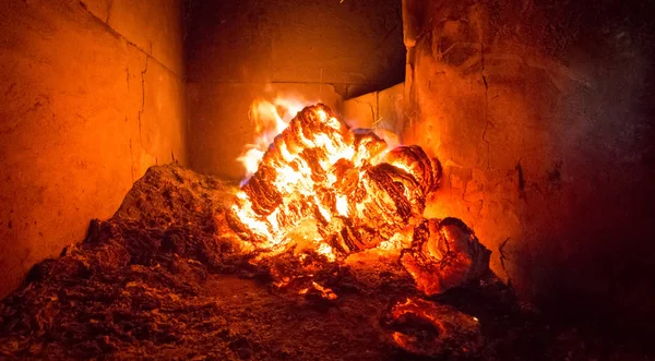 Fiamma fiammeggiante nei fornelli, arancione e nero — Foto Stock