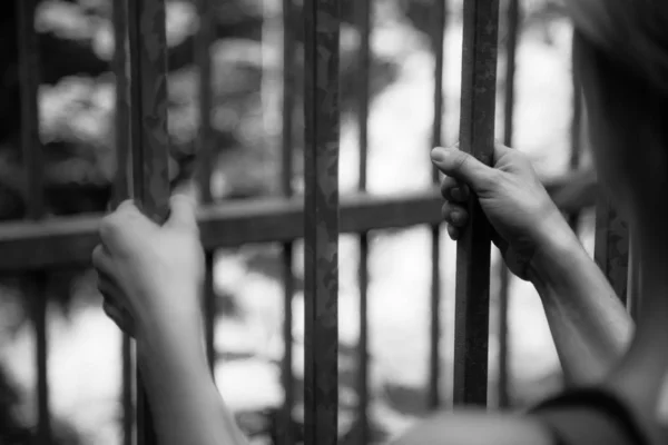 Prisión: Cierre de manos en la cárcel —  Fotos de Stock