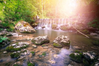 Avrupa'da güzel manzara: Alp Nehri, şelale ve sunli